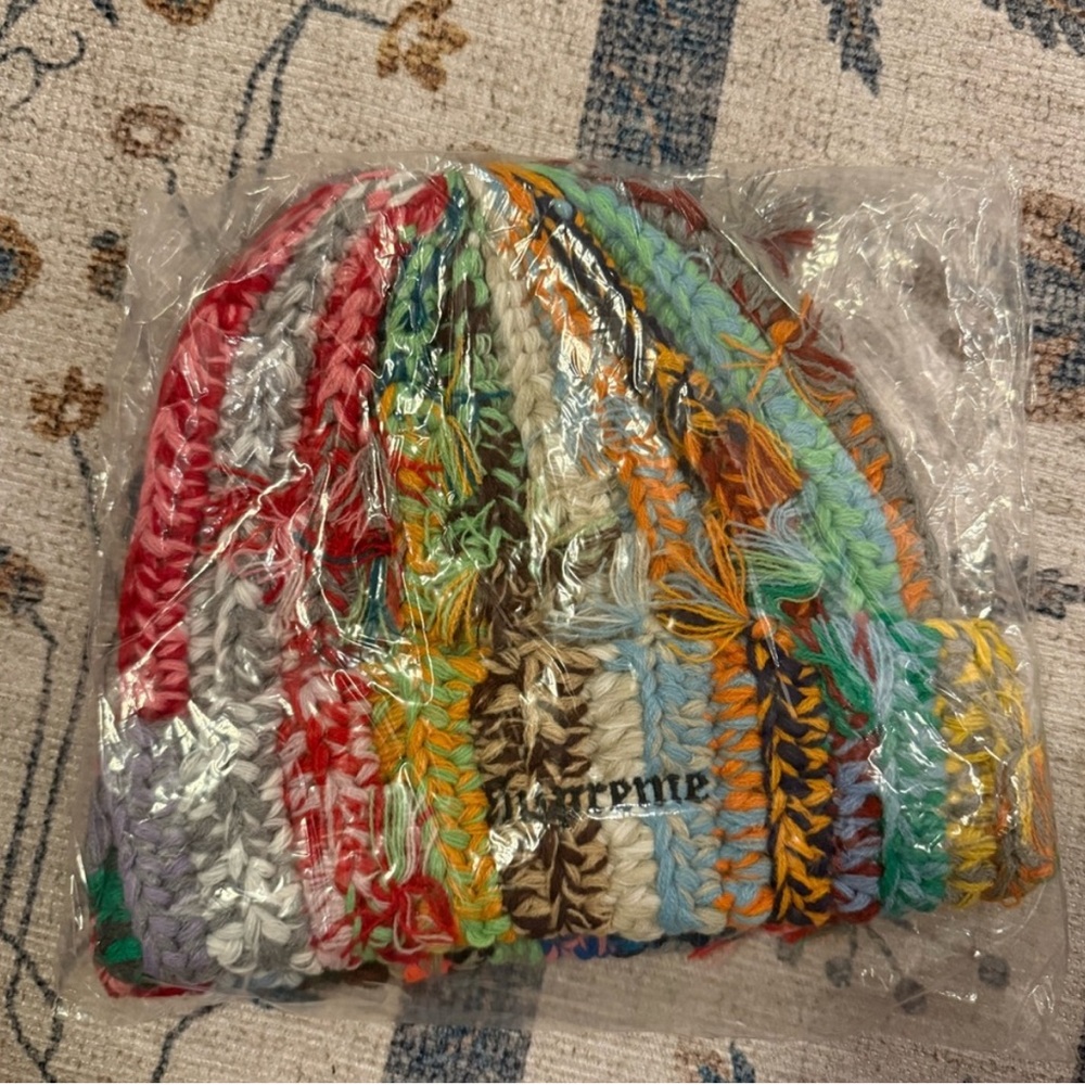 Supreme Hand Tied Knit Beanie

brand new :)